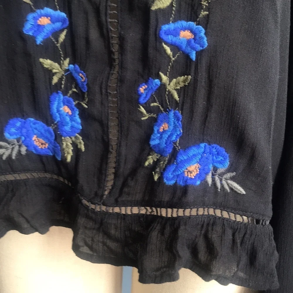 AEO black cold shoulder oversized cropped embroidered long sleeves top size M - Picture 6 of 14